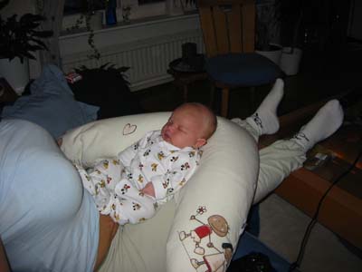 Myser med mamma i soffan hemma.