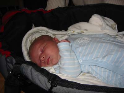 Sover i liften hemma hos mormor & morfar