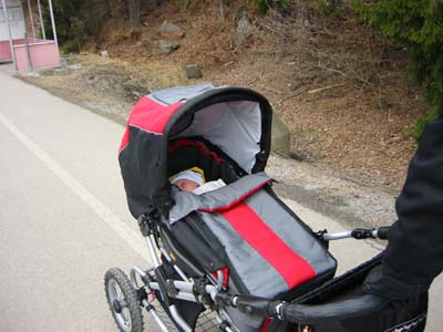 Jag &auml;r ute p&aring; promenad i min fina vagn. 