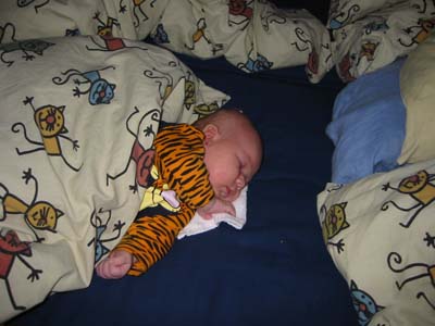 Lilla jag sover i mammas & pappas stora s&auml;ng. 