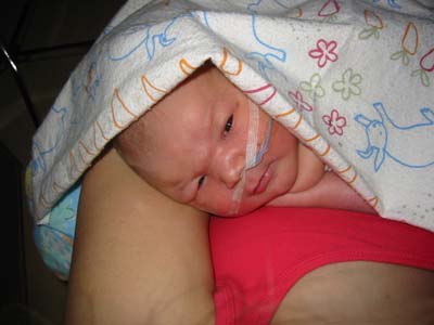 3 dagar gammal och myser med mamma.