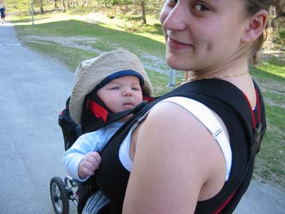 P&aring; promenad med mamma i b&auml;rselen. 