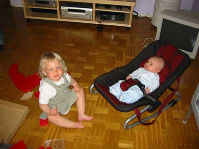 Jag leker med min kompis Amanda.