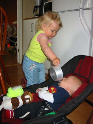 Jag f&aring;r lite mat av Amanda... 