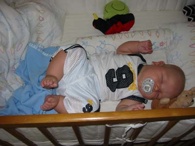 Jag ligger och sover i min nya fotbollsdress. 