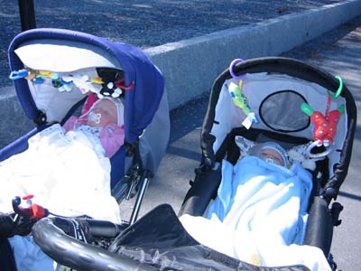 Jag och Emilia &auml;r uta p&aring; promenad med mamma och Terese 