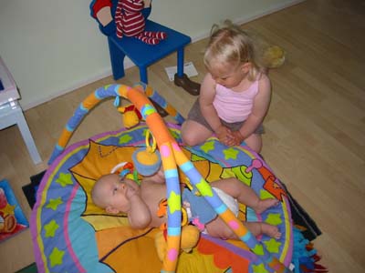 ...leker tillsammans. 