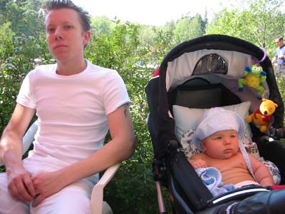 Pappa och jag i sommar v&auml;rmen, tur att jag f&aring;r vara utan kl&auml;der. 