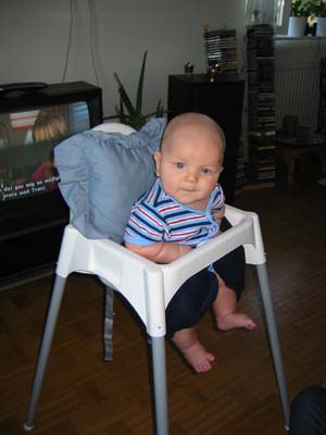 Mamma och pappa satte mig i en h&ouml;g stol... 