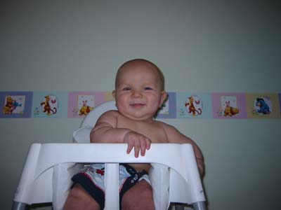 Sitter och har det bra i min matstol... 