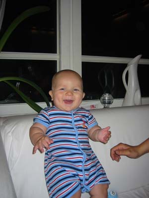 Anton st&aring;r och busar i soffan... 