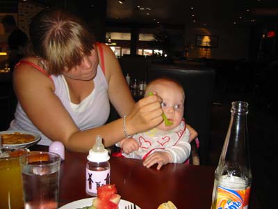 Emilia f&aring;r mat av sin mamma... 