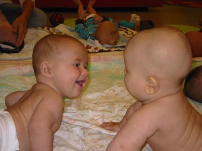 ...ligger och pratar och busar med varandra... 