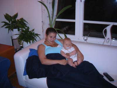 Jag och mamma sitter och myser i soffan... 