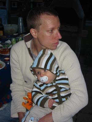 ...och sitter i pappas famn. 