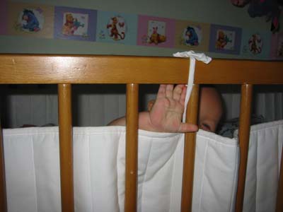 ...en hand letar sig fram i s&auml;ngen... 