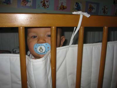 ...och sm&aring; &ouml;gon och en napp ser ox&aring; &ouml;ver kanten... 