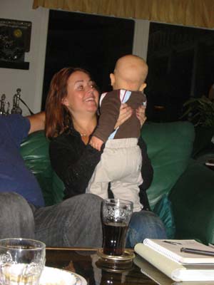 Jag st&aring;r och busar med faster Jeanette. 