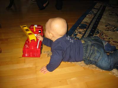 Jag leker med brandbilen gammelmormor & morfar... 