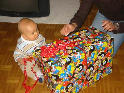 ...med ett j&auml;ttestort packet som... 