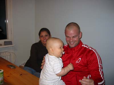 Sitter och leker med Robban... 