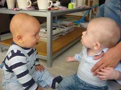 ...sitter och pratar och leker. 