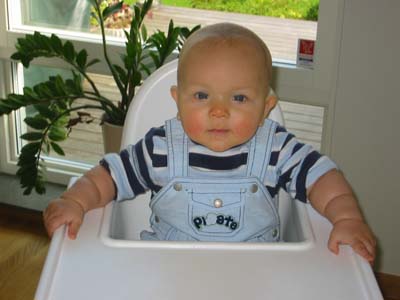 ...mitt i leken hemma hos Tyra. 