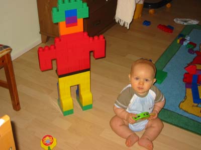 ...med gubben som mamma byggt &aring;t mig av megablocks. 