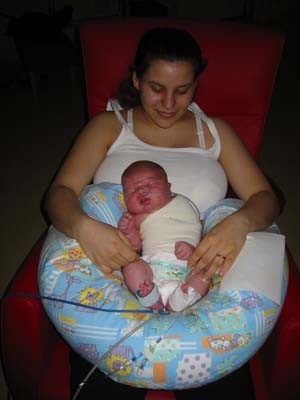 Myser med mamma och alla sladdar som h&aring;ller koll p&aring; mig. 