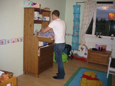 Pappa byter bl&ouml;ja och kistan i bakgrunden har jag f&aring;tt av gammelmormor och gammelmorfar.