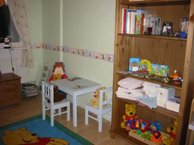 Mitt nya bord och min nya hylla... 