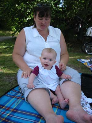 Carola och Smilla sitter och myser.