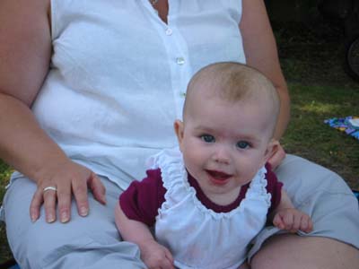 Vilken s&ouml;t liten glad tjej. 