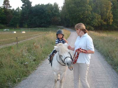 Min morbror Lucas och mormor Karin. 