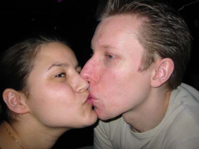 Mamma och pappa pussas... 