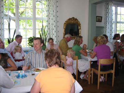 Pappa och Gunilla med ryggen mot kameran. 