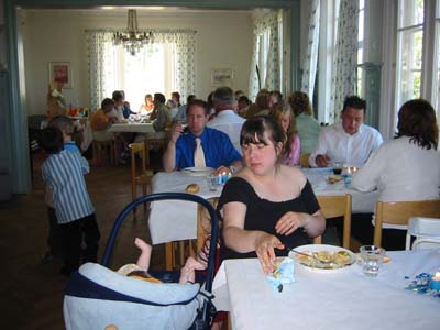 Monica och Tuva i vagnen. 