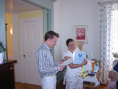 ...som mamma och pappa fick hj&auml;lpa mig att &ouml;ppna... 