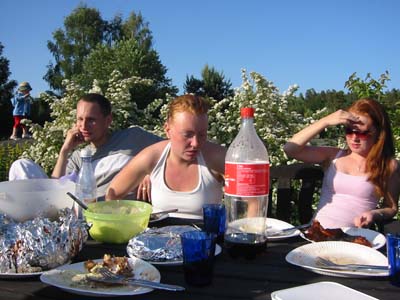 Adde, Maria och Malin &auml;r m&auml;tta och bel&aring;tna. 