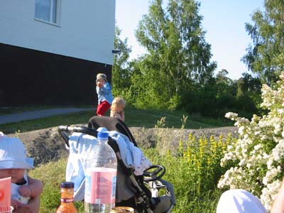 Elin och Amanda &auml;r p&aring; uppt&auml;cksf&auml;rd.