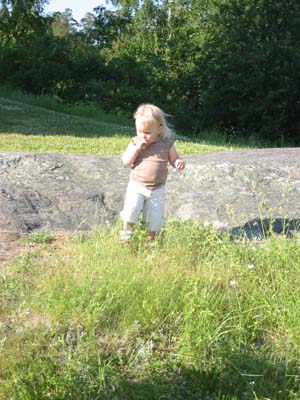 Amanda leker i gr&auml;set... 