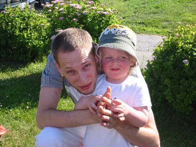 Adde och Elin framf&ouml;r kameran. 