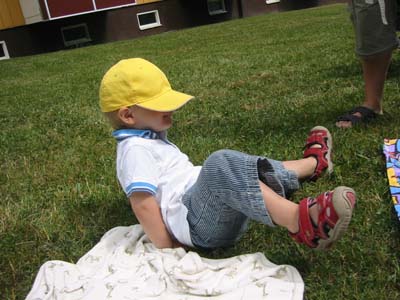 Lucas lekar i gr&auml;set han med. 