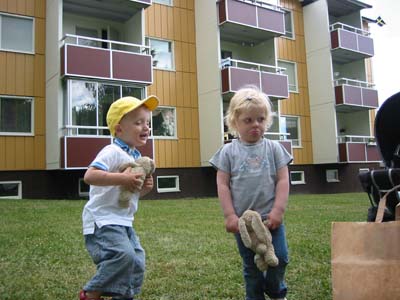 Lucas och Elin med likadana kaniner. 