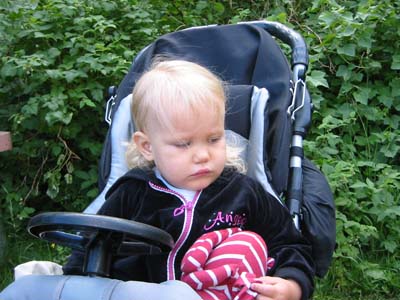 Amanda sitter med Ninis i vagnen. 