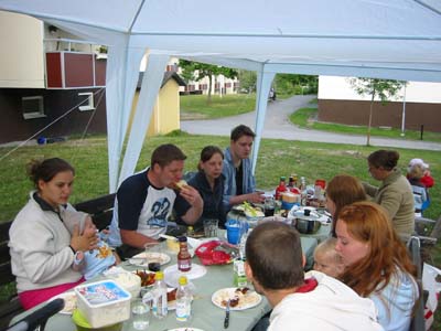 Alla samlade till bords utom pappa fr han h&aring;ller i kameran.