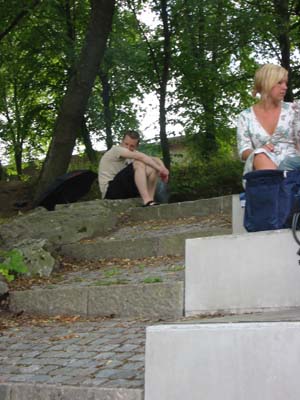 Pappa sitter och grillar hans och mammas mat... 